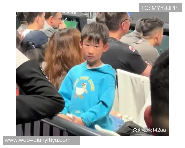 周琦儿子糊糊与曾凡博亲密互动温馨瞬间引发关注